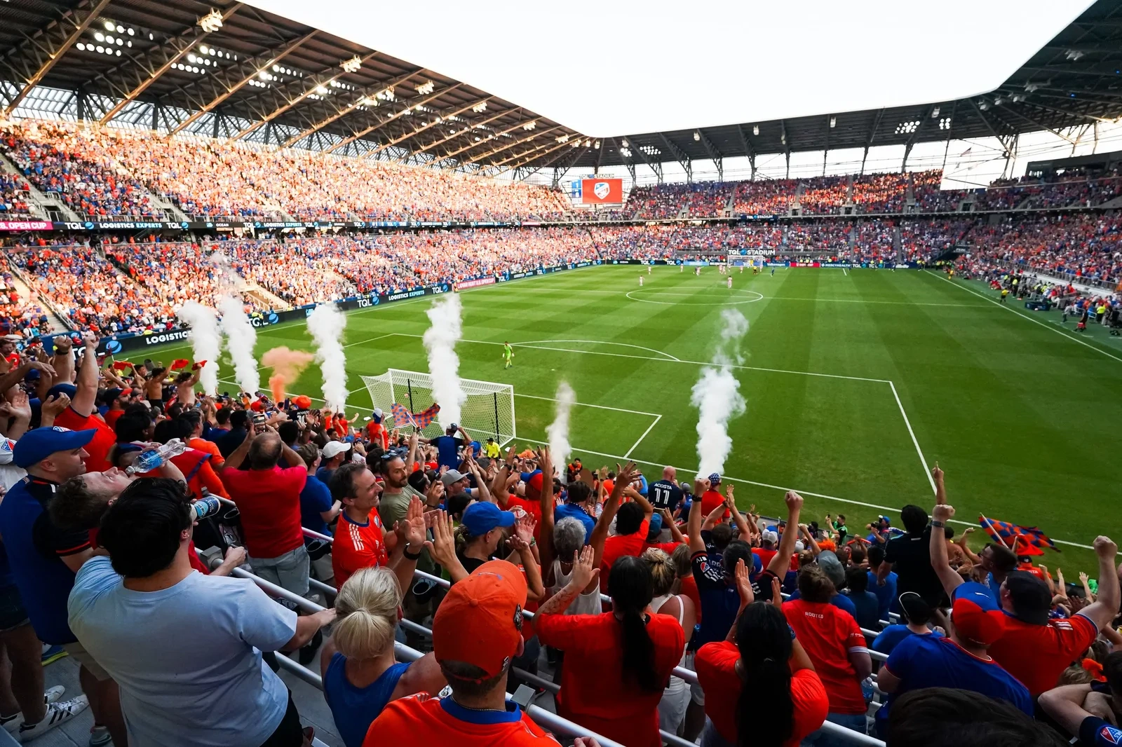 足球博彩合作的大型足球比赛现场直播画面